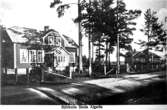 Björkulla nya skola invigdes1922.
Sven Andersson, Älgarås, senare Töreboda, har gjort ritningarna till Björkulla och Grimstorps skolor.

Reprofotograf: Gunnar Berggren.