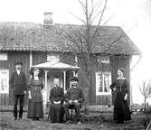 Dalen omkring 1916. Dalen uppfördes 1876.

1. Johan Olof Persson (son till nr 4.)
2. h.h. Anna
3. Anna Christina (hustru till nr 4.
4. Per Olof Olofsson (Johansson) 
    (son till Olof J. (A145230_442)
5. Stina Maria Persson (dotter till nr 4)(Axel J:s mor).