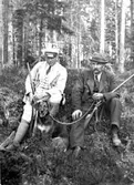 Gunnar Runvik, Kanalbolagets skogvaktare och
Alfred Karlsson, Sandåsen

Reprofotograf: Gunnar Berggren.