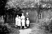Ranes.Bakre raden fr.v:1. Anna2. Tilly3. Augusta Karlsson (mor)Främre raden fr.v:1. Lilly eller Irma2. Gunhild3. KarlReprofotograf: Gunnar Berggren.