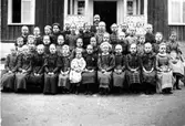 Troligen 1892-93.                                Reprofotograf: Gunnar Berggren.
Främre raden:
1.
2.
3. Elin Jonsson (Wallies), Åsen.
4.
5.
6. Anna Jonsson (dotter till läraren).
7. Hanna Säll
8.                  , Liden.
9. Elinora      , Annelund.
10. Lydia Granath, Banvaktsstugan.
11. Hildur Larsson, Sörgården.
12. Alma Johansson, Kyrkängsbråten.
Andra raden:
1. Einar Jonsson, Skolan.
2. Ellen Karlsson, Spigården
3.
4.
5. Tilda Karlsson, Spigården.
6.         Jonsson, Skolan
7.         Jonsson, Skolan
8.         Jonsson, Skolan
9.
10.
11. Anna           , Torpet
Tredje raden:
9. Ellen Eriksson, Lillestan, Björkulla.
Framifrån o från vänster:
I.  7. Josef Jonsson, Smedstorp.
II. 8. Anna Jonsson, Skolan.
II. 9. Anna Jonsson, Smedstorp.