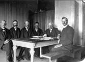 Pensionsnämnden i Älgarås 1919.
Gusten Gustavsson, Spigården
Justus Jonsson, Kroksjöhult
Ludvig Johansson, Bäserud
Johan Rickard Johansson, Bredebolet
L. J. Jonsson, Segolstorp
Ombudet Georg Lövgren, Brunsberg

J. R. Johansson död 3/1 1968.

Reprofotograf: Gunnar Berggren.