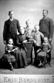 Familjen Säll.                                         Reprofotograf: Gunnar Berggren.
1. Axel
2. Karl
3. August
4. Manfred
5. Hanna f. 1883
6. Selma
7. Hulda
7,4,6,3,2,1,5.