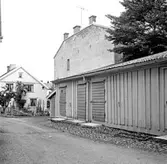 Skara. 
Kvarteret Jupiter nr. 12, 13.
Skolgatan 13. Flygeln, västra fasaden sedd från Skolgatan.