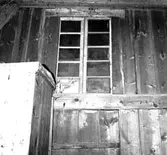 Skara.
Kvarteret Jupiter nr. 15.
Gatufastigheten, fönster med gröna rutor i mellanvägg på vinden.