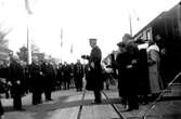 Skara.
Järnvägen.
Konung Gustaf V besöker Skara år 1923. Talare Stadsfullm. ordf. 
Tor Bergquist, t.h. om honom Borgmästare Nilsson och v. ordf. 
E. Westermark, t.h. om Konungen Landshövdingen. 
Kronprinsen i bakgrunden.