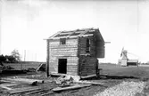 Skara. 
Fornbyn.
Loftboden från Ödegärde under uppförande i Skara.
(Nittorpsboden).
Vädersågen längre bort.