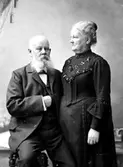 Thure och Maria Bäckström, föräldrar till Karin, Greta och Erik Bäckström. 

Karin Bäckström f. 1880 drev fotoateljé på Vasagatan 5 i Töreboda. Hon tog över den av sin far Thure Bäckström, som hade etablerat firman 1886, och hon drev den mellan 1896 -1916.
Karin Bäckström gifte sig år 1917 med John Knape.