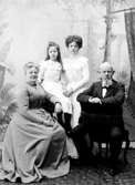 Thure och Maria Bäckström, föräldrar till Karin, Greta och Erik Bäckström. 

Karin Bäckström f. 1880 drev fotoateljé på Vasagatan 5 i Töreboda. Hon tog över den av sin far Thure Bäckström, som hade etablerat firman 1886, och hon drev den mellan 1896 -1916.
Karin Bäckström gifte sig år 1917 med John Knape.