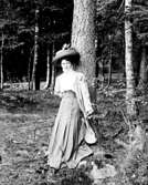 Karin Bäckström f. 1880 drev fotoateljé på Vasagatan 5 i Töreboda. Hon tog över den av sin far Thure Bäckström, som hade etablerat firman 1886, och hon drev den mellan 1896 -1916.
Karin Bäckström gifte sig år 1917 med John Knape.