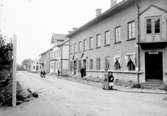 Greta Bäckström är syster till Karin Bäckström.

Karin Bäckström f. 1880 drev fotoateljé på Vasagatan 5 i Töreboda. Hon tog över den av sin far Thure Bäckström, som hade etablerat firman 1886, och hon drev den mellan 1896 -1916.
Karin Bäckström gifte sig år 1917 med John Knape.