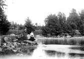 Karin Bäckström f. 1880 drev fotoateljé på Vasagatan 5 i Töreboda. Hon tog över den av sin far Thure Bäckström, som hade etablerat firman 1886, och hon drev den mellan 1896 -1916.
Karin Bäckström gifte sig år 1917 med John Knape.