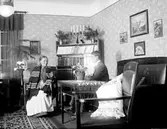 Clara Knape, mor till John Knape.

Karin Bäckström f. 1880 drev fotoateljé på Vasagatan 5 i Töreboda. Hon tog över den av sin far Thure Bäckström, som hade etablerat firman 1886, och hon drev den mellan 1896 -1916.
Karin Bäckström gifte sig år 1917 med John Knape.