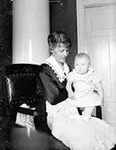 Hans Knape f. 1922, son till Karin Knape f. Bäckström och John Knape.

Karin Bäckström f. 1880 drev fotoateljé på Vasagatan 5 i Töreboda. Hon tog över den av sin far Thure Bäckström, som hade etablerat firman 1886, och hon drev den mellan 1896 -1916.
Karin Bäckström gifte sig år 1917 med John Knape.