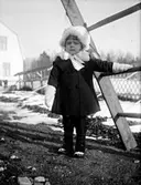 Inga Knape f. 1918, dotter till John Knape och Karin Knape f. Bäckström.

Karin Bäckström f. 1880 drev fotoateljé på Vasagatan 5 i Töreboda. Hon tog över den av sin far Thure Bäckström, som hade etablerat firman 1886, och hon drev den mellan 1896 -1916.
Karin Bäckström gifte sig år 1917 med John Knape.