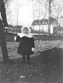 Inga Knape f. 1918, dotter till John Knape och Karin Knape f. Bäckström.

Karin Bäckström f. 1880 drev fotoateljé på Vasagatan 5 i Töreboda. Hon tog över den av sin far Thure Bäckström, som hade etablerat firman 1886, och hon drev den mellan 1896 -1916.
Karin Bäckström gifte sig år 1917 med John Knape.