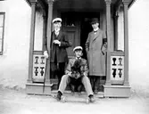 Karin Bäckström f. 1880 drev fotoateljé på Vasagatan 5 i Töreboda. Hon tog över den av sin far Thure Bäckström, som hade etablerat firman 1886, och hon drev den mellan 1896 -1916.
Karin Bäckström gifte sig år 1917 med John Knape.