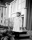 Karin Bäckström f. 1880 drev fotoateljé på Vasagatan 5 i Töreboda. Hon tog över den av sin far Thure Bäckström, som hade etablerat firman 1886, och hon drev den mellan 1896-1916.
Karin Bäckström gifte sig år 1917 med Johan Knape.