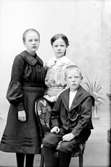 Greta Bäckström är syster till Karin Bäckström.

Karin Bäckström f. 1880 drev fotoateljé på Vasagatan 5 i Töreboda. Hon tog över den av sin far Thure Bäckström, som hade etablerat firman 1886, och hon drev den mellan 1896 -1916.
Karin Bäckström gifte sig år 1917 med John Knape.