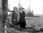 Greta Bäckström är syster till Karin Bäckström.

Karin Bäckström f. 1880 drev fotoateljé på Vasagatan 5 i Töreboda. Hon tog över den av sin far Thure Bäckström, som hade etablerat firman 1886, och hon drev den mellan 1896 -1916.
Karin Bäckström gifte sig år 1917 med John Knape.