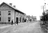 Karin Bäckström f. 1880 drev fotoateljé på Vasagatan 5 i Töreboda. Hon tog över den av sin far Thure Bäckström, som hade etablerat firman 1886, och hon drev den mellan 1896 -1916.
Karin Bäckström gifte sig år 1917 med John Knape.