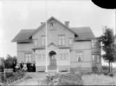 Exteriör. 
Stort hus med glasveranda. 
Gullspångssamlingen.
Bilder från Gullspång med omnejd.