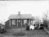 Banvaktsstugan 1060 Ängtorp i Östra Fågelvik, Värmland omkring 1899. 
Banvakten Nils Fredrik Fryklund med familj.