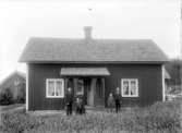 Exteriör. 
Par med tre barn framför mindre hus. 
Gullspångssamlingen.
Bilder från Gullspång med omnejd.