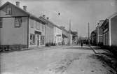 Storgatan, Kvänum 1920-talet.
Bl.a. Rak o Frisersalong.