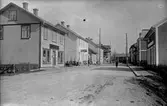 Storgatan, Kvänum 1920-talet.
Bl.a. Rak o Frisersalong.