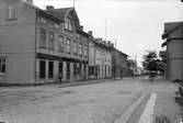 Storgatan i Kvänum i början av 1920-talet.
Josef Ekmans Bosättningsaffär, Storgatan 1 och
Emil Brax Sko och Läderaffär, Storgatan 3.