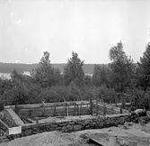 2002-06-28,AS. Thure Elgåsen. f. 26/6-1910. d. 6/9-1985. Tivedenkännare, konsthantverkare, scoutledare, hembygdsföreningsman. Övrig information se personarkiv i Västergötlands museum, Skara.