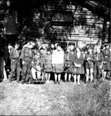 Thure Elgåsen. f. 26/6-1910. d. 6/9-1985. 
Tivedenkännare, konsthantverkare, scoutledare, hembygdsföreningsman. 
Övrig information se personarkiv i Västergötlands museum, Skara.

* H.K.=Handikappläger.