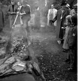 Thure Elgåsen. f. 26/6-1910. d. 6/9-1985. 
Tivedenkännare, konsthantverkare, scoutledare, hembygdsföreningsman. 
Övrig information se personarkiv å Västergötlands museum, Skara.

Stockbåt, farkost bestående av en enda stock eller flera sammansatta som urholkats så att bärkraften utgörs av båtkroppens deplacement. Stockbåtar är kända sedan förhistorisk tid och har brukats i sen tid i bl.a. invattnen i Syd- och Mellansverige. De ersattes efterhand av byggda båtar, vilkas benämningar, eka, ökstock m.fl., antyder sambandet.
Uppgift hämtad i NE: http://www.ne.se/jsp/search/article.jsp?i_art_id=315738
Nationalencyklopedin 2002-09-02