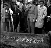 Thure Elgåsen. f. 26/6-1910. d. 6/9-1985. 
Tivedenkännare, konsthantverkare, scoutledare och
hembygdsföreningsman. 
Övrig information se personarkiv å Västergötlands museum, Skara.

Stockbåt, farkost bestående av en enda stock eller flera sammansatta som urholkats så att bärkraften utgörs av båtkroppens deplacement. Stockbåtar är kända sedan förhistorisk tid och har brukats i sen tid i bl.a. invattnen i Syd- och Mellansverige. De ersattes efterhand av byggda båtar, vilkas benämningar, eka, ökstock m.fl., antyder sambandet.
Uppgift hämtad i NE: http://www.ne.se/jsp/search/article.jsp?i_art_id=315738
Nationalencyklopedin 2002-09-02