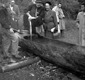 Thure Elgåsen. f. 26/6-1910. d. 6/9-1985. 
Tivedenkännare, konsthantverkare, scoutledare och
hembygdsföreningsman. 
Övrig information se personarkiv å Västergötlands museum, Skara.

Stockbåt, farkost bestående av en enda stock eller flera sammansatta som urholkats så att bärkraften utgörs av båtkroppens deplacement. Stockbåtar är kända sedan förhistorisk tid och har brukats i sen tid i bl.a. invattnen i Syd- och Mellansverige. De ersattes efterhand av byggda båtar, vilkas benämningar, eka, ökstock m.fl., antyder sambandet.
Uppgift hämtad i NE: http://www.ne.se/jsp/search/article.jsp?i_art_id=315738
Nationalencyklopedin 2002-09-02