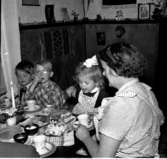 Thure Elgåsen. f. 26/6-1910. d. 6/9-1985. 
Tivedenkännare, konsthantverkare, scoutledare,hembygdsföreningsman. Övrig information se personarkiv i Västergötlands museum, Skara.