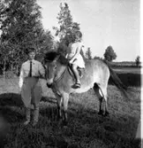 Thure Elgåsen. f. 26/6-1910. d. 6/9-1985. 
Tivedenkännare, konsthantverkare, scoutledare och hembygdsföreningsman. 
Övrig information se personarkiv i Västergötlands museum, Skara.
