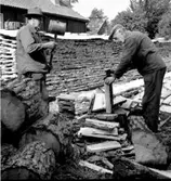 Thure Elgåsen. f. 26/6-1910. d. 6/9-1985. 
Tivedenkännare, konsthantverkare, scoutledare och hembygdsföreningsman. 
Övrig information se personregister i Västergötlands museum, Skara.

Den spånklädda timmerkyrkan från 1400-talets senare del är en av Sveriges få bevarade medeltida träkyrkor. Den förlängdes mot öster med ett tresidigt kor 1684. Sakristian byggdes 1705 och takryttaren 1735. Interiören har takmålningar från 1757. Altaruppsatsen härrör från 1696. Ett triumfkrucifix och ett Mariaskåp härrör från 1200-talet liksom dopfunten av täljsten.
Information hämtad i NE:http://www.ne.se/jsp/search/article.jsp?i_art_id=351766
Nationalencyklopedin 2002-09-04