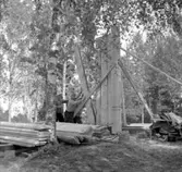 Thure Elgåsen. f. 26/6-1910. d. 6/9-1985. 
Tivedenkännare, konsthantverkare, scoutledare och hembygdsföreningsman. 
Övrig information se personregister i Västergötlands museum, Skara.

Skaga medeltida stavkyrka, riven 1825, var en känd offerkyrka; 
en rekonstruktion uppfördes 1957-58 efter Erik Lundbergs ritningar.
Uppgift hämtad i NE: http://www.ne.se/jsp/search/article.jsp?i_art_id=335527
Nationalencyklopedin 2002-09-04