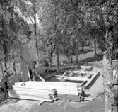 Thure Elgåsen. f. 26/6-1910. d. 6/9-1985. 
Tivedenkännare, konsthantverkare, scoutledare och hembygdsföreningsman. 
Övrig information se personregister i Västergötlands museum, Skara.

Skaga medeltida stavkyrka, riven 1825, var en känd offerkyrka; en rekonstruktion uppfördes 1957-58 efter Erik Lundbergs ritningar.
Uppgift hämtad i NE: http://www.ne.se/jsp/search/article.jsp?i_art_id=335527
Nationalencyklopedin 2002-09-04