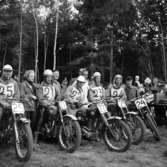 Motocross på Dala-banan, Lundsbrunn, 1958.
Förare från Älvbygdens motorklubb, Älvängen. De kallades även Trossarna. På motorcykel från vänster Andersson? (nr 25), Fred Olsson (nr 21), Raymond Sigvardsson (nr 22). Sigvardsson var landslagsförare i motocross.