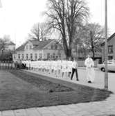 Pastor Levenstam och konfirmander på väg till Domkyrkan 1967.