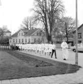 Pastor Levenstam och konfirmander på väg till Domkyrkan 1967.