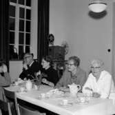 Tor Hellströms utställning 1964:
Samling vid kaffebordet med fr.v. okänd, svägerskan Aina Hellström och systrarna Britta och Greta.