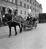 Kronblom i hästskjuts vid bryggeriet på Härlundagatn.