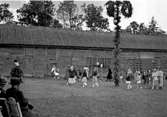 Skara. Midsommardans i Fornbyn 1951. Spelman Margit Green.