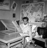Studentskrivning i sängen. 1952?