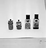 Skara. Veterinärinrättningen. Veterinärapotekets burkar.