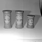 Skara. Veterinärinrättningen. Veterinärapotekets burkar.